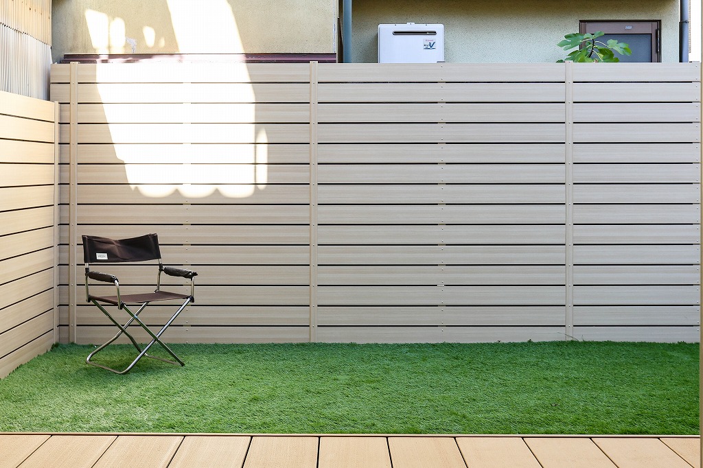 鴨川東のリノベーション中古戸建物件の芝生庭