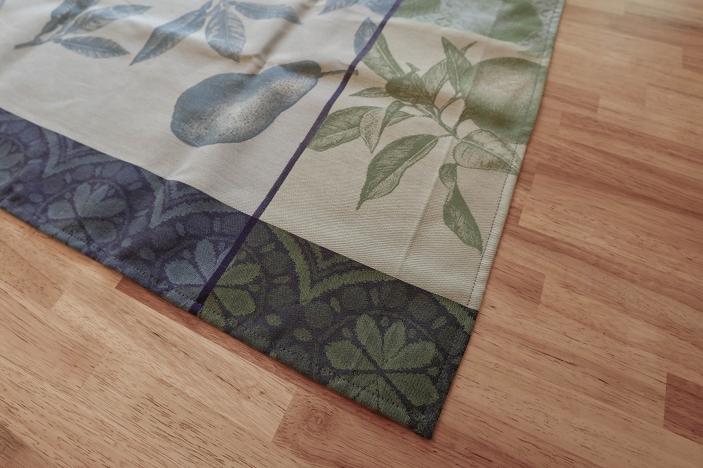 京都の鴨川近くのリノベーション中古戸建物件のテーブルランナー