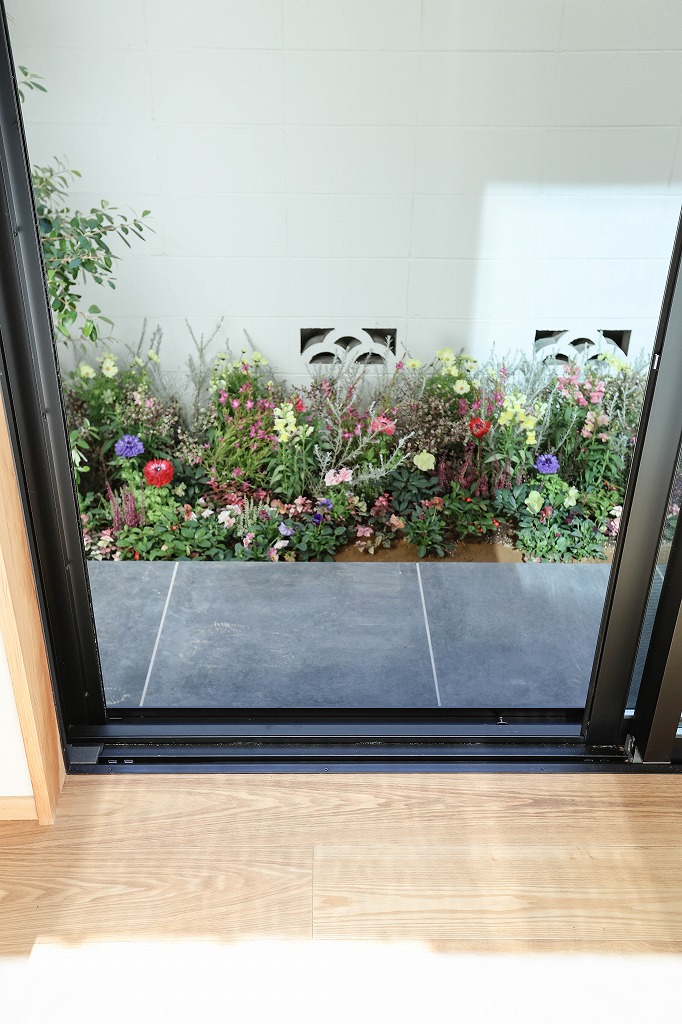 左京区の鴨川近くのリノベーション中古戸建物件の花々の庭