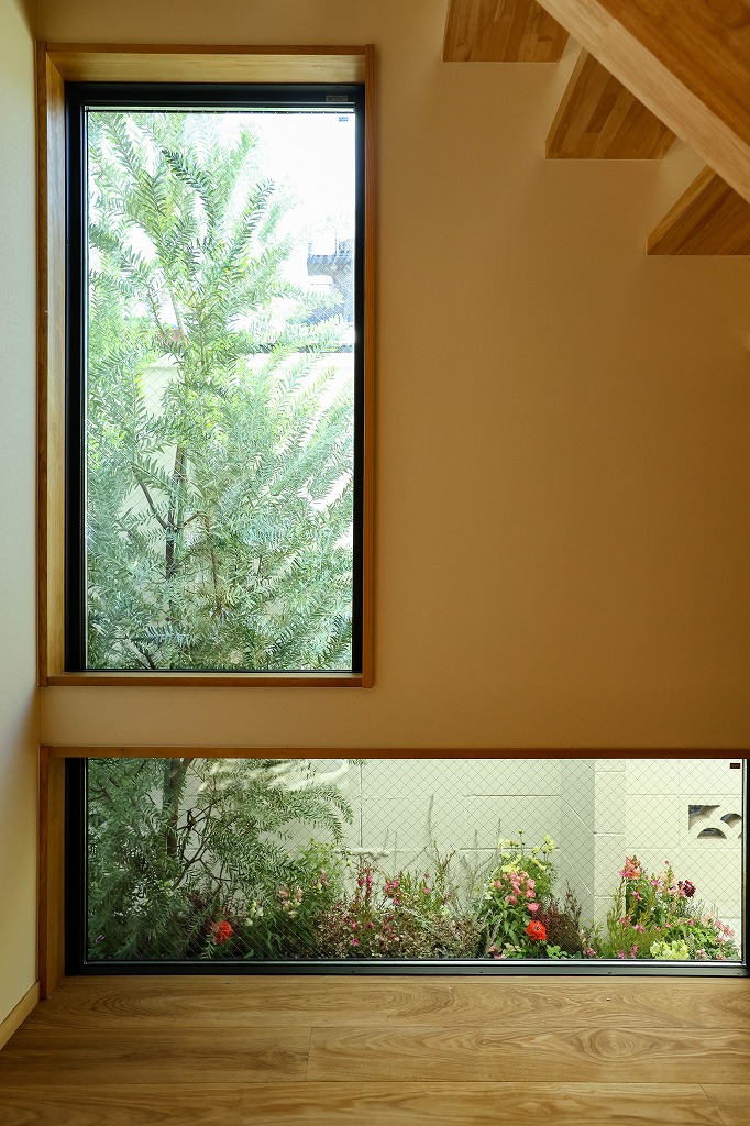 鴨川東の左京区のリノベーション中古戸建物件のリビングの窓