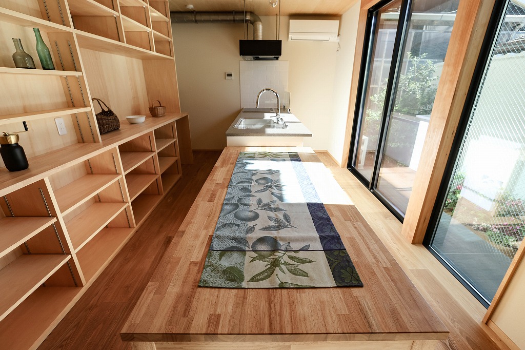 左京区の鴨川東のリノベーション中古戸建物件のダイニングキッチンと花の庭 