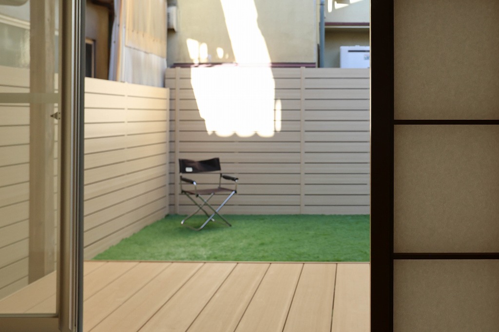 京都市左京区の鴨川近くのリノベーション中古戸建物件の人工芝の庭