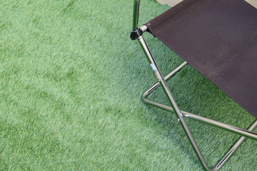 京都市左京区の鴨川近くのリノベーション中古戸建物件の人工芝の庭