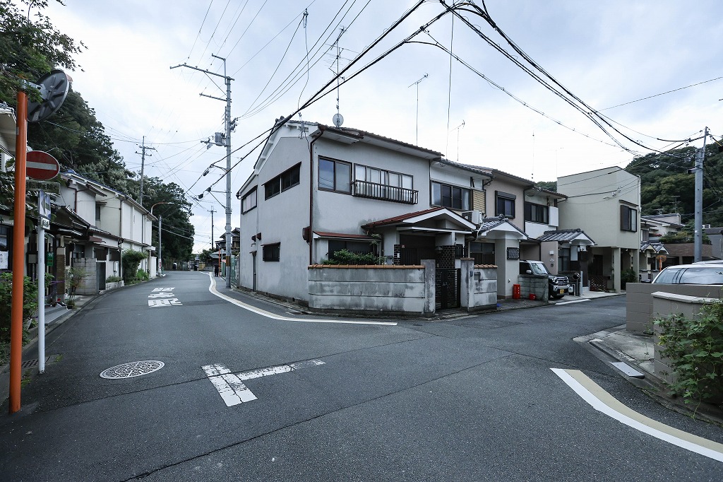 JR花園駅北の角地に立つ中古物件の外観と前道
