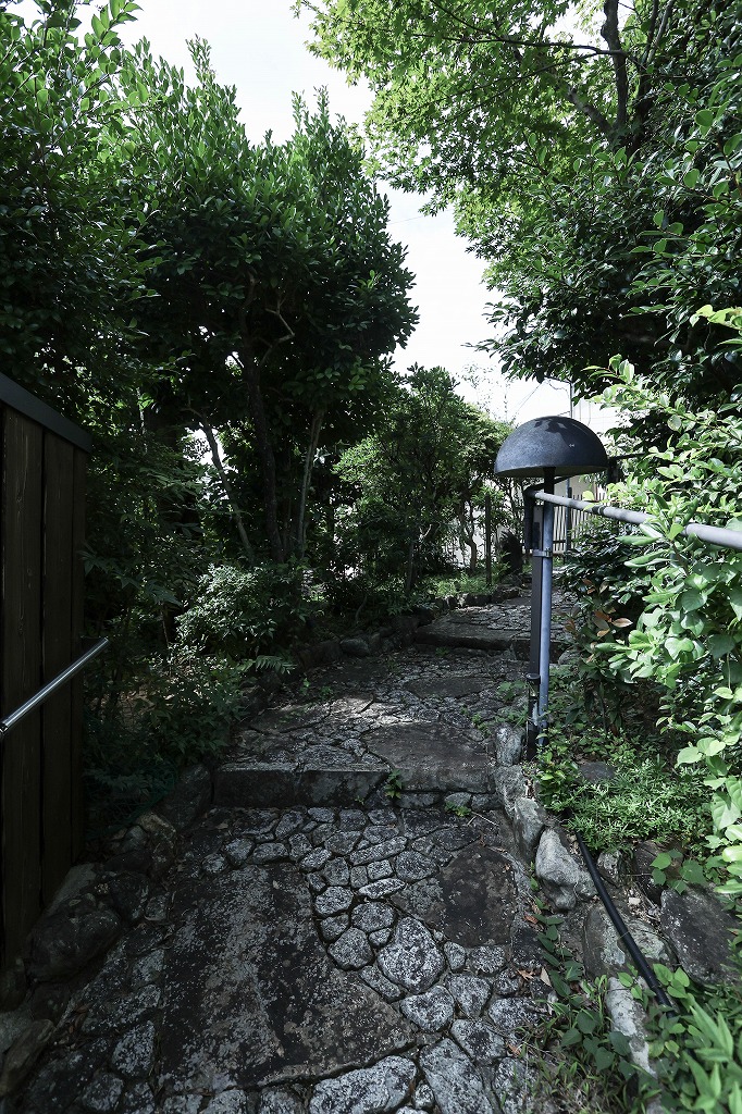 京都市北区の船岡山のふもとに立つ邸宅の階段